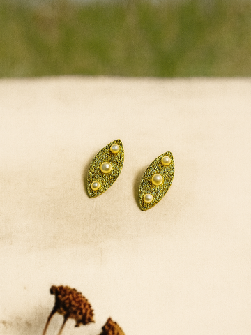 Golden stud Earring with Pearls
