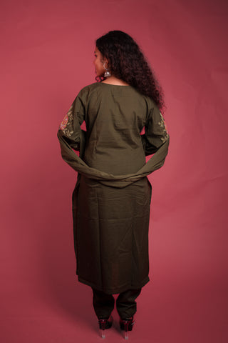 Elegant Mehendi Green Cotton Kurta Set with Intricate Sleeve Embroidery