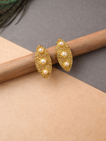 Golden stud Earring with Pearls