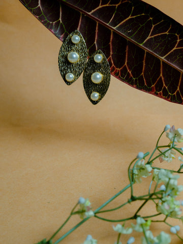 Golden stud Earring with Pearls